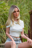 Hallie  5'4 / 165 cm